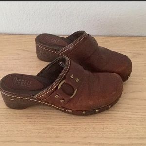 Nickels brown leather clogs